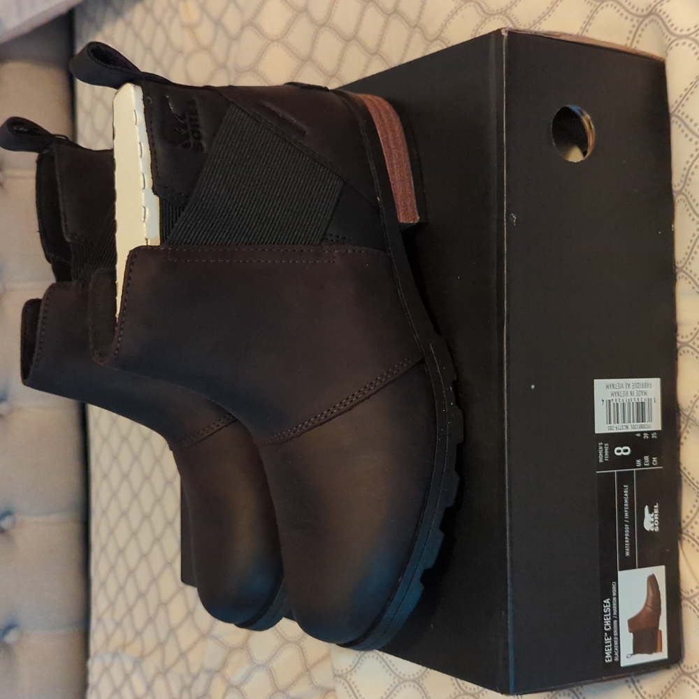 Sorel NWT Emelie Chelsea waterproof boots